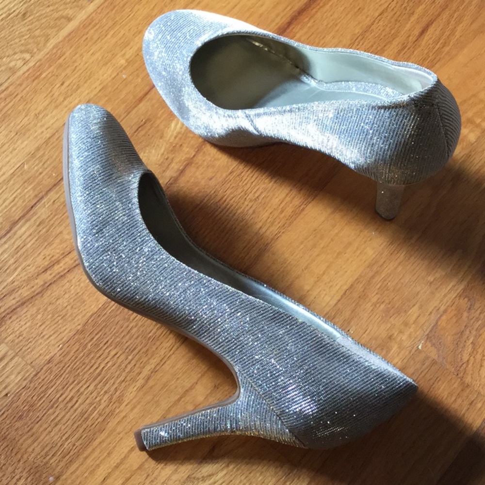 KELLY & KATIE sz 10 Wide Pumps Heels Sparkly Silver Gold